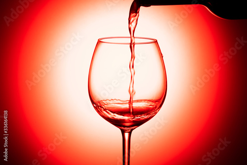 Photo red wine pouring into glass