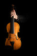 Alte Geige mit Bogen auf schwarzem Hintergrund.