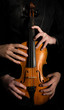 Alte Geige mit Bogen auf schwarzem Hintergrund.