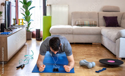 Fotografía man exercising doing workout at home