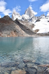 Wall Mural - Beautiful blue Laguna de Los Tres in National Park in El Chalten, Argentina, Patagonia with Fitz Roy Mountain in background