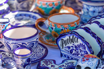 Wall Mural - Colorful traditional Mexican pottery. Talavera style. Souvenirs on sale in local market of Cholula, Mexico.