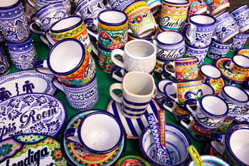 Wall Mural - Colorful traditional Mexican pottery. Talavera style. Souvenirs on sale in local market of Puebla, Mexico.