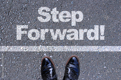 前に進もう Step Forward 前向きに一歩踏み出す勇気の足と道路の文字 Comprar Esta Foto De Stock Y Explorar Imagenes Similares En Adobe Stock Adobe Stock