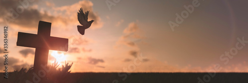 Fotografía Silhouette Jesus christ death on cross crucifixion on calvary hill in sunset good friday risen in easter day concept for Christian praise for holy spirit religious God, Catholic praying background