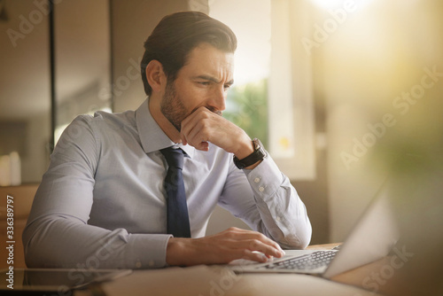 Fotomural boss in home confinement working on his laptop