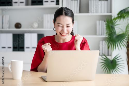 Fotomural Excited female feeling euphoric celebrating online win success achievement resul