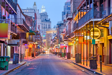 Fototapete - Bourbon St, New Orleans, Louisiana, USA cityscape of bars and restaurants at twilight.