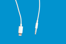 apple iphone ipad macbook earpods lightning and 3.5 mm jack