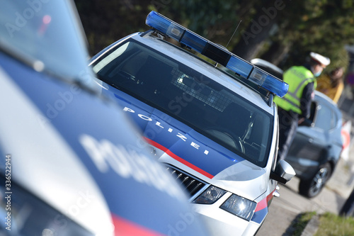 Fotomural Corona-Krise - Polizei-Kontrollen - Die Ausgangsbeschränkungen werden in Österre