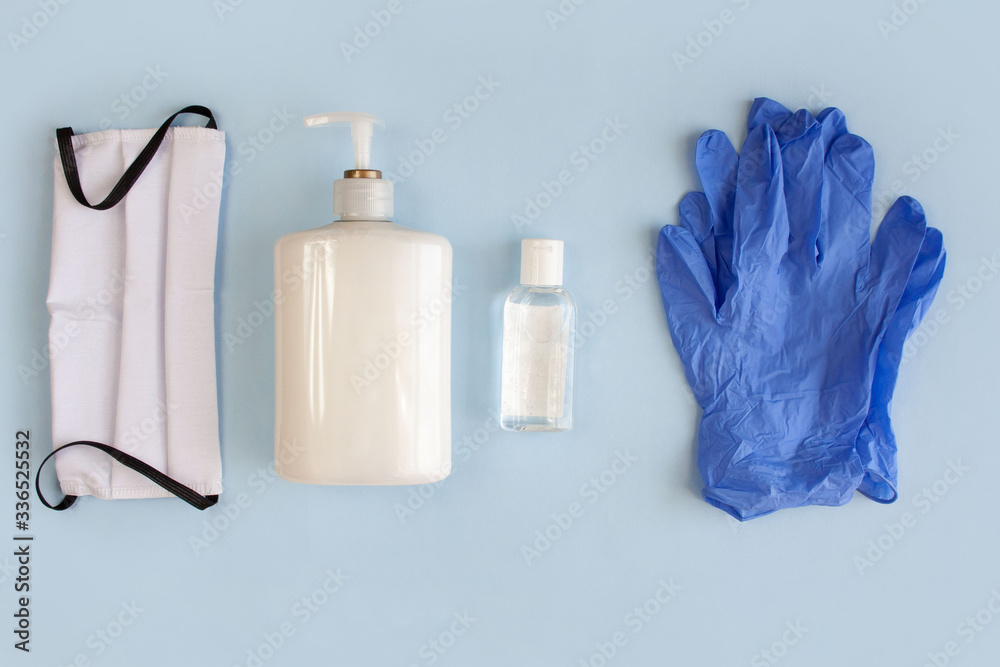 Przedmioty służące do ochrony przed koronawirusem: maseczka, mydło w płynie, żel do dezynfekcji i gumowe rękawiczki - obrazy, fototapety, plakaty 