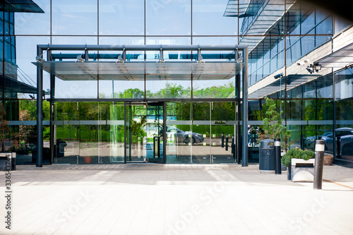 Fotografía Main entrance to business building convenience center with glass doors and steel