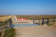Schranke im offenen Land an der Grenze zwischen Dänemark und Deutschland.