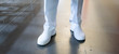 pies de enfermero con zapatos blancos