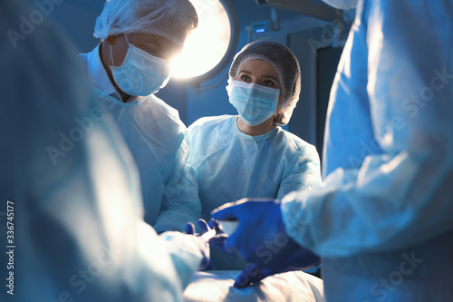 Fotomural Team of professional surgeons performing operation in clinic
