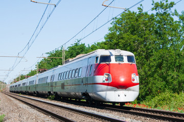 Un ETR450 Pendolino di prima generazione in transito nei pressi della stazione di Latina