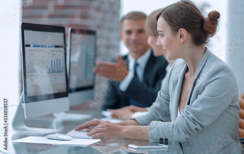 Fotomural business team discussing financial charts on a workplace