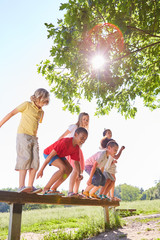 Wall Mural - Gruppe Kinder springt von einem Balancierbalken