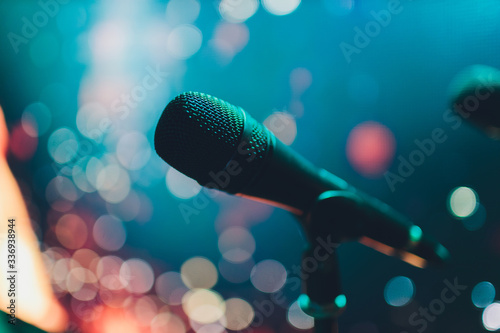 Plakaty mikrofon  zblizenie-na-mikrofon-na-scenie-w-sali-publicznosci-rozmycie-tla