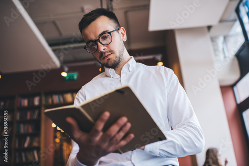 Photographie Serious entrepreneur reading book in bookstore
