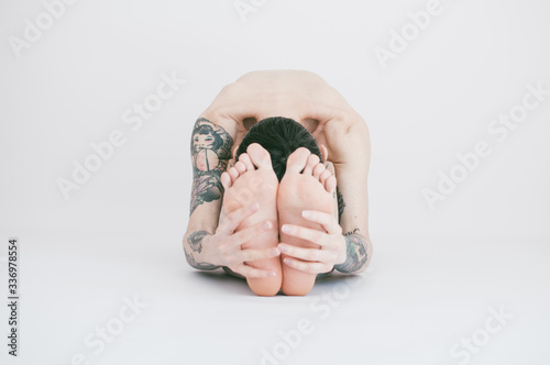 Fotografía Mujer joven haciendo estiramientos o pilates