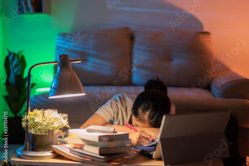 Fotomural Asian women tired from working at home She felt sleepy