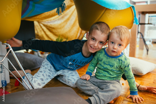 Fotografía brothers playing in their built indoor fort in living room