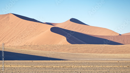 Fototapeta Wydmy  panoramiczny-widok-na-wydme-w-rejonie-sossusvlei-w-poludniowej-czesci-pustyni-namib-namibia