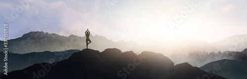 Fotografía woman doing yoga on top of the mountain