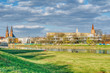 panorama Opola od strony rzeki Odry, wiosna nad rzeką, widok na amfiteatr zasłonięty drzewami, słoneczna wiosenna pogoda, spacery wzdłuż rzeki