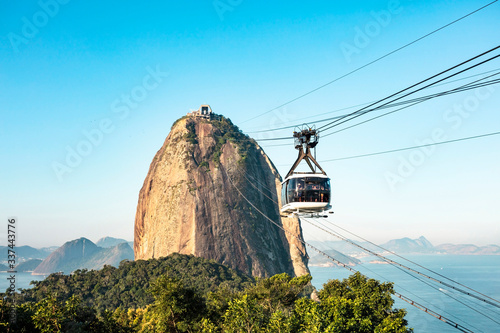Mata magnetyczna Góra Pao de Acucar z kolejką linową i punkt widokowy na całe Rio de Janeiro w Brazylii.