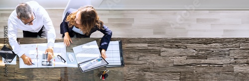 Cuadros en Lienzo Businesspeople Using Laptop In Office