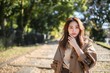 © 陽 森田 - 見つめる若い女性