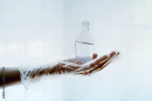 Cuadros en Lienzo Solution de gel hydroalcoolique dans une main gantée