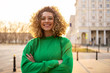 © pikselstock - Portrait of young woman with curly hair in the city