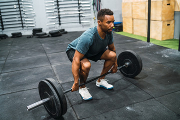 Crossfit athlete doing exercise with a barbell.