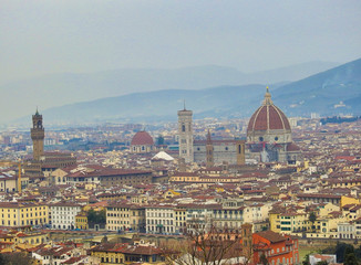 Panoramica de la ciudad de Florencia, Italia con un cielo nublado.