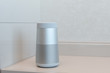 © Metro Hopper - 部屋の隅に置かれたBluetoothスピーカー
