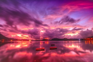 Wall Mural - beautiful pink sky with its reflection in the lake