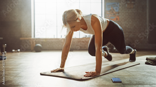 Cuadros en Lienzo Beautiful and Young Girl Doing Running Plank Exercise on Her Fitness Mat