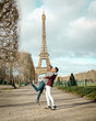 Verliebtes Paar umarmt sich am Eiffelturm in Paris (Stadt der Liebe)