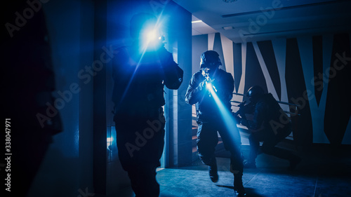 Fotografía Masked Squad of Armed SWAT Police Officers Move Out from the Elevator and Storm the Corridor of an Office Building