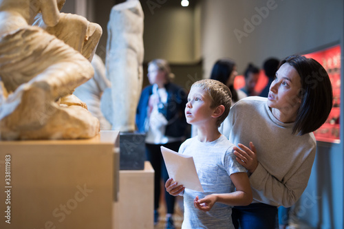 Fotografía Woman and boy visiting sculptures exhibition
