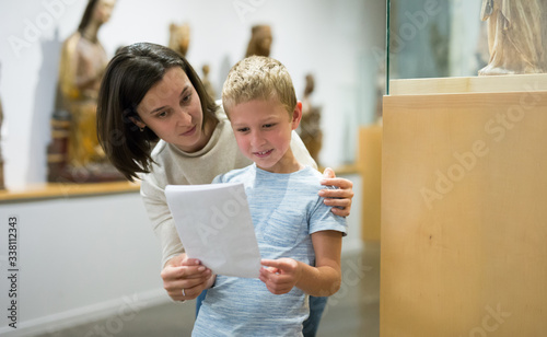 Cuadros en Lienzo Woman and boy visiting sculptures exhibition