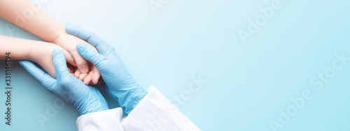 Cuadros en Lienzo Doctor's hands in gloves holding child's hands