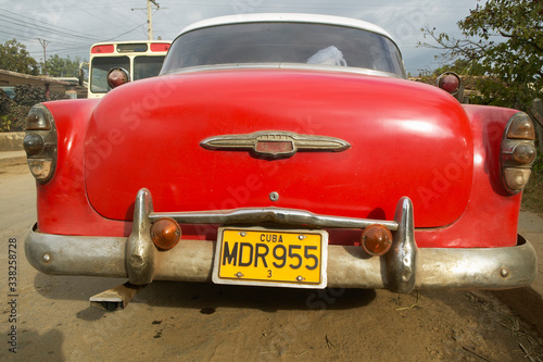 Cuadros en Lienzo Old red Pontiac with a Cuban license plate in Havana, Cuba