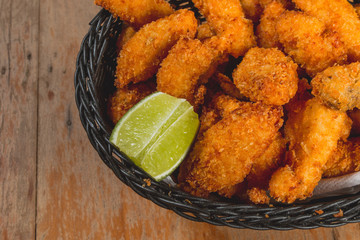 Comida de boteco brasileira frango frito isca flié servido em tigela em balcão de boteco