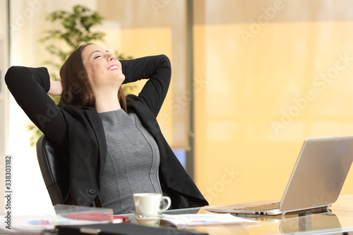 Fotomural Happy executive woman breathing fresh air at her desk