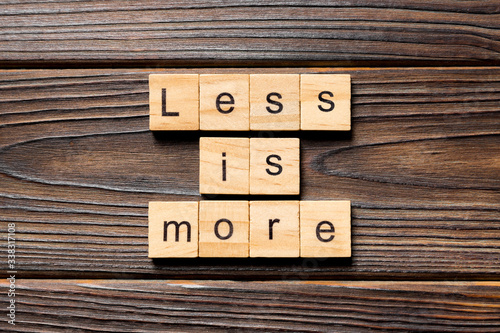 Fotografía less is more word written on wood block