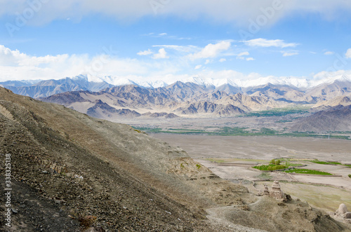 Fotomural Panorama of the Stok Valley green fields and Indian Himalayas mountain range, wi